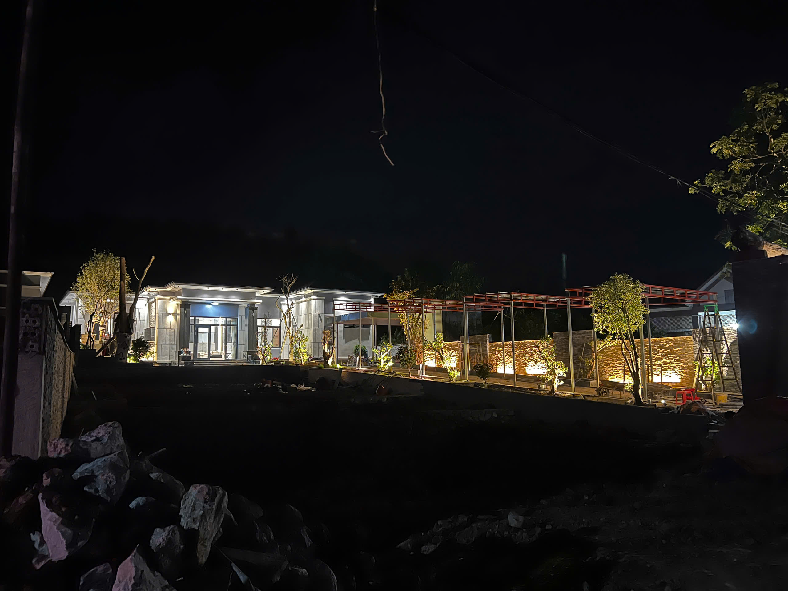 Đèn sân vườn biệt thự tại Nghệ An: Bí quyết chọn đèn bền bỉ dưới thời tiết gió Lào