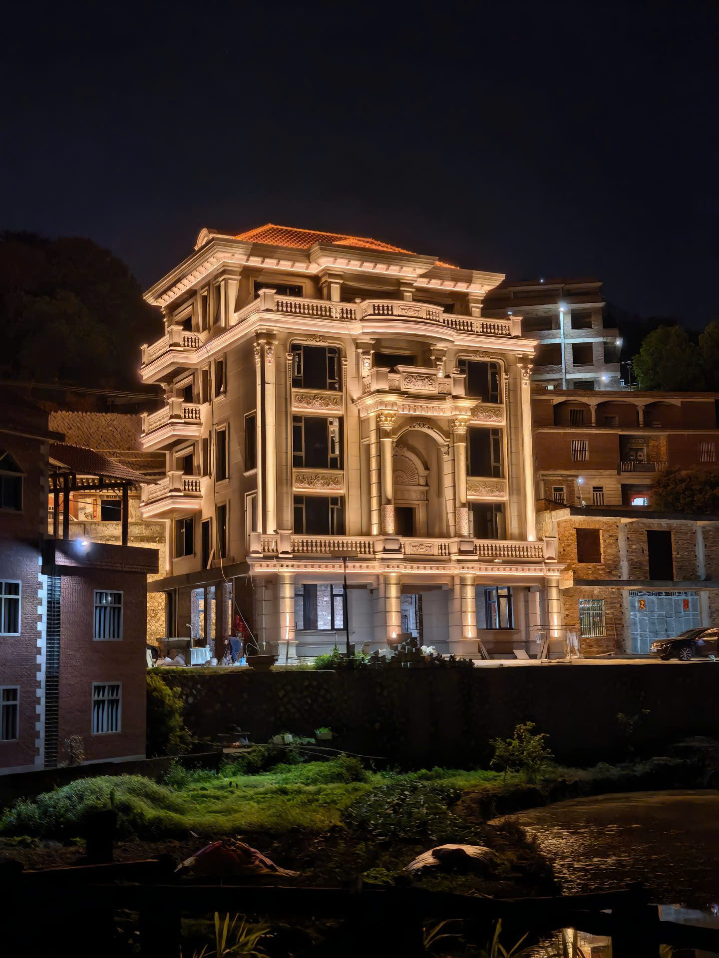 BÍ QUYẾT CHIẾU SÁNG CHO BIỆT THỰ - KHỔ SỞ VÌ NHÀ ĐẸP MÀ ĐÈN KÉM SANG